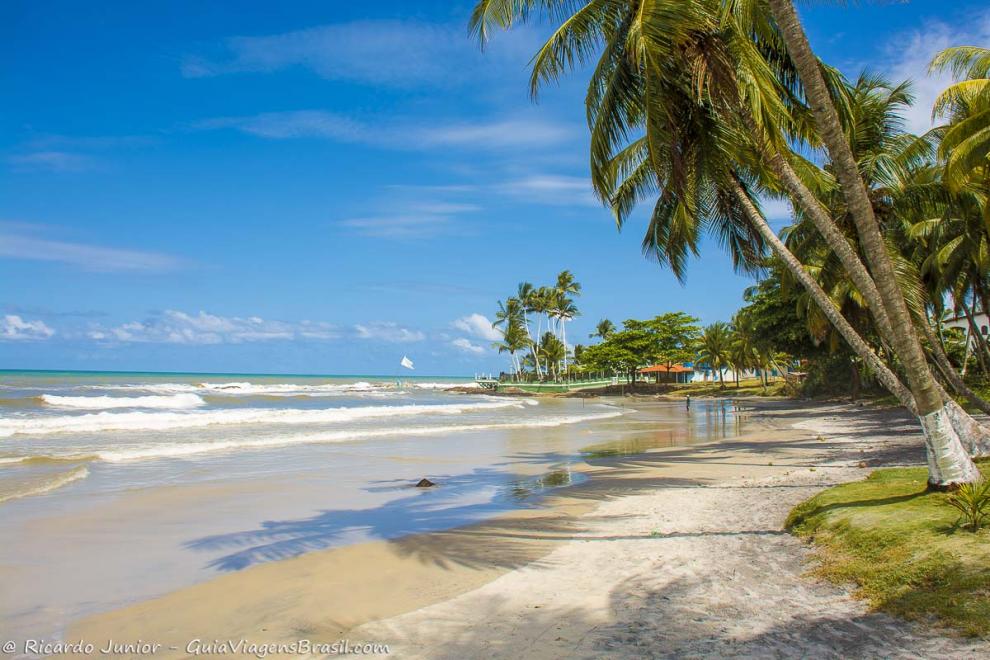 Imagem do canto da Praia dos Milionários em Ilhéus.